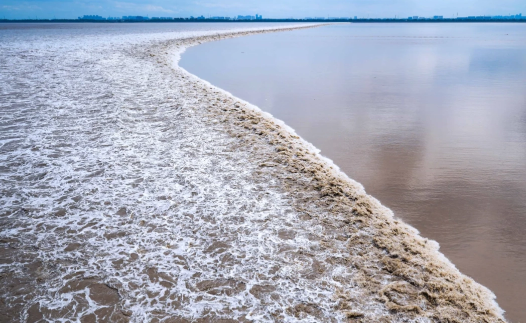 Yanguan Ancient Town Qiantang River Tide: Best Viewing Tips & Avoid Crowds
