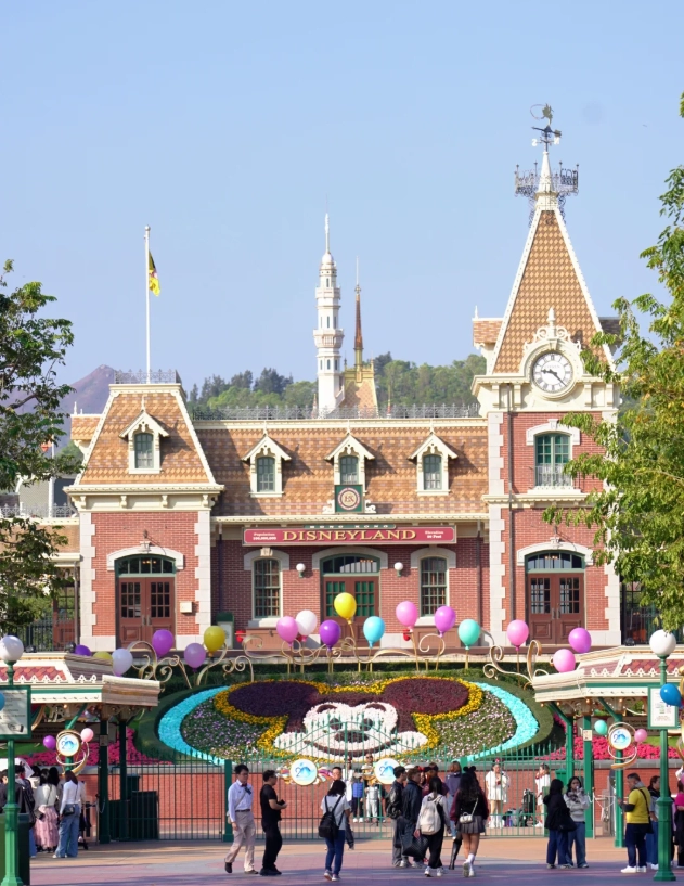 Shanghai Disneyland vs Hong Kong Disneyland: Which Park Wins?