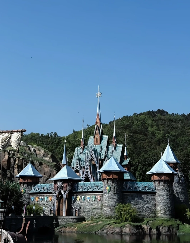 where to take pictures at Hong Kong Disneyland