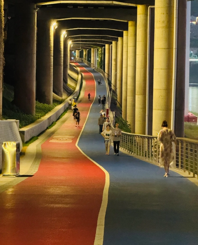 Chongqing Riverside Promenade: Avoid Crowds & Best Spots