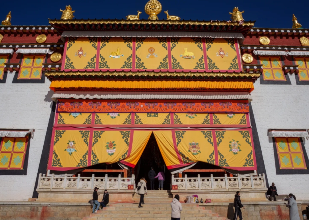 Ganden Sumtseling Monastery guided tour Ganden Sumtseling Monastery guided tour