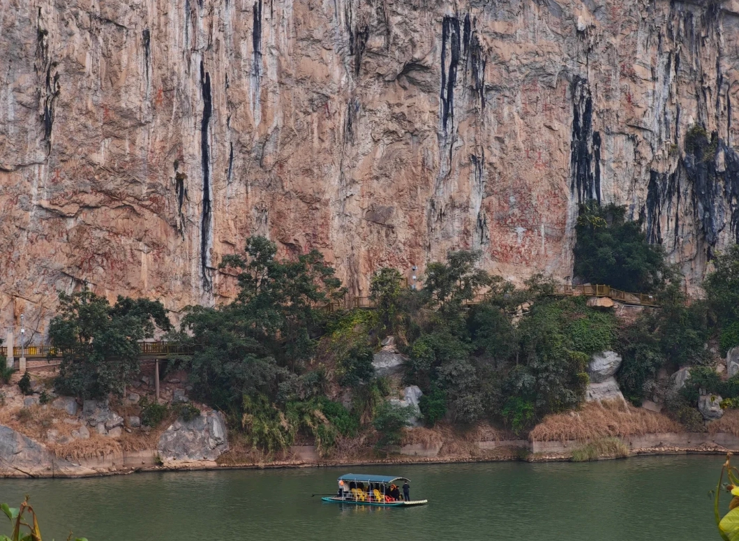 Photo of Zuojiang Huashan Rock Art: huashan rock art boat