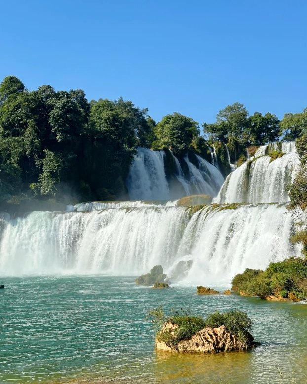 visiting border waterfall China Vietnam