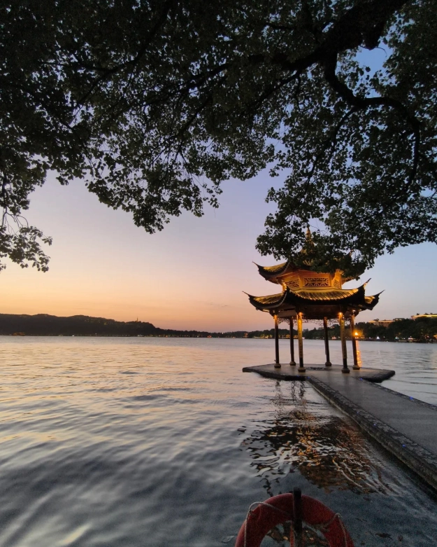English speaking guide in Hangzhou English speaking guide in Hangzhou