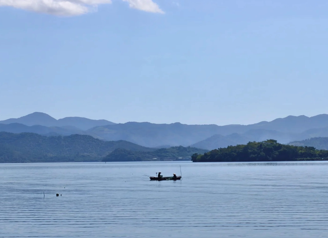 Is Dongqian Lake Worth Visiting? My Honest Verdict