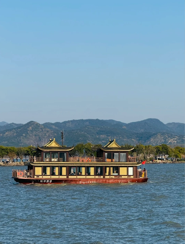 Dongqian Lake boat tour price