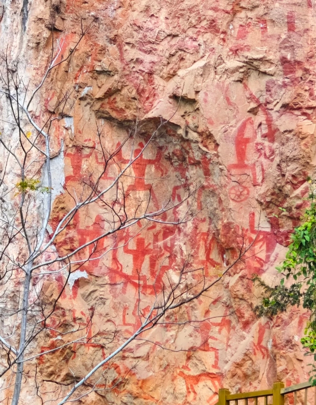 Zuojiang Huashan rock art tour