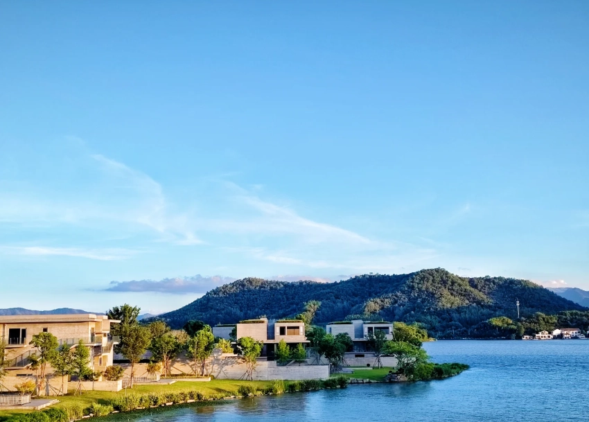 How Long to Spend at Dongqian Lake: Half Day or Full Day?