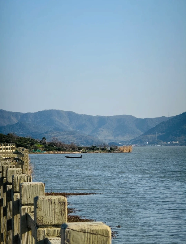 Dongqian Lake boat tour price