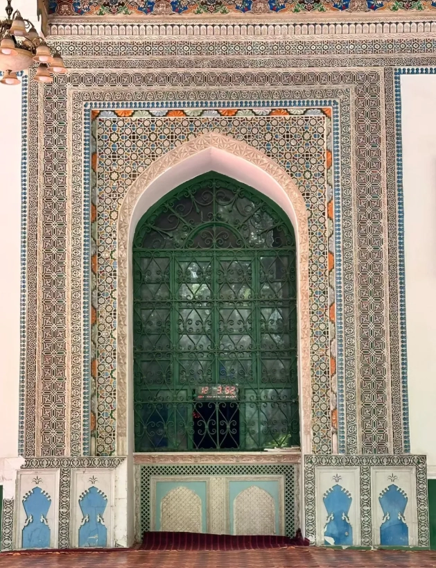 Best Time to Visit Id Kah Mosque: Avoid Crowds & Heat